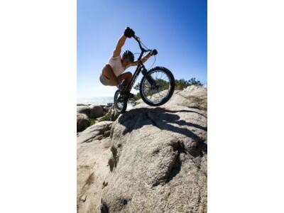 Ben am Meer beim Trialsport über Felsen
