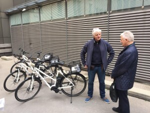 Fritz Kuhn bei der Übergabe der E-Bikes