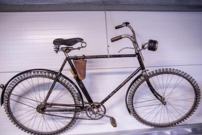 Fahrrad mit Notbereifung aus der Zeit des Krieges