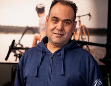 Qadir Tajik - Neuradmontage, Entsorgung Verpackungsmaterial