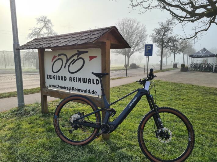 Top ausgestattetes All Mountain E-Fully von Conway