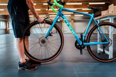 4. VORDERES LAUFRAD EINSETZEN