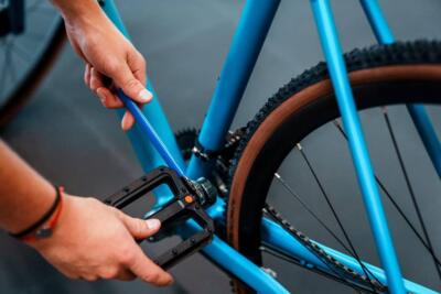 5. PEDALE ANSCHRAUBEN