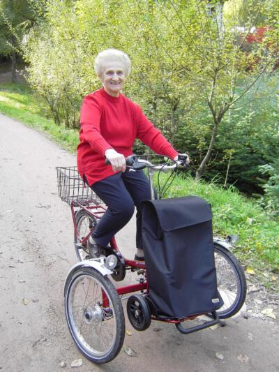 Auf drei Rädern kommt sie wieder aus dem Haus