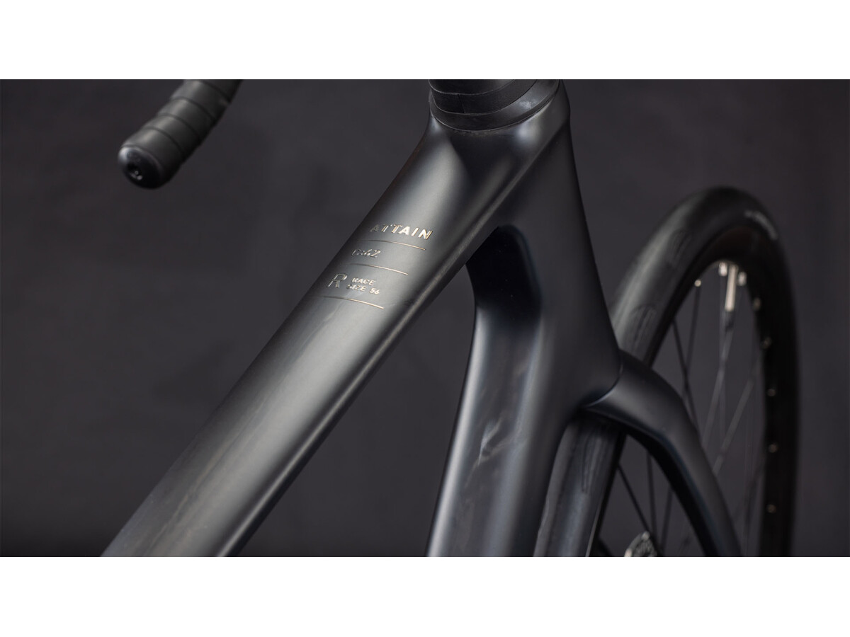 Cube Attain C:62 Race blackline