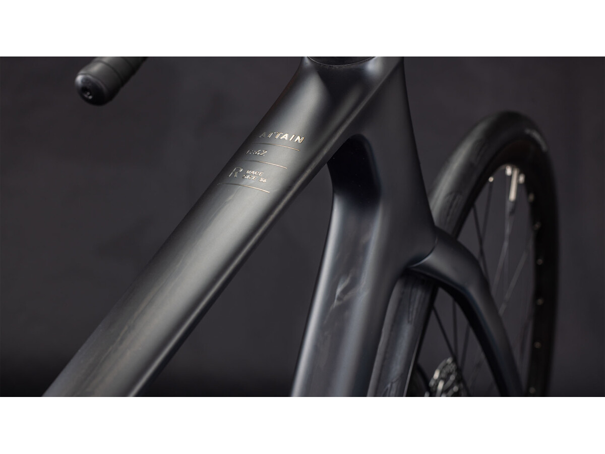 Cube Attain C:62 Race blackline