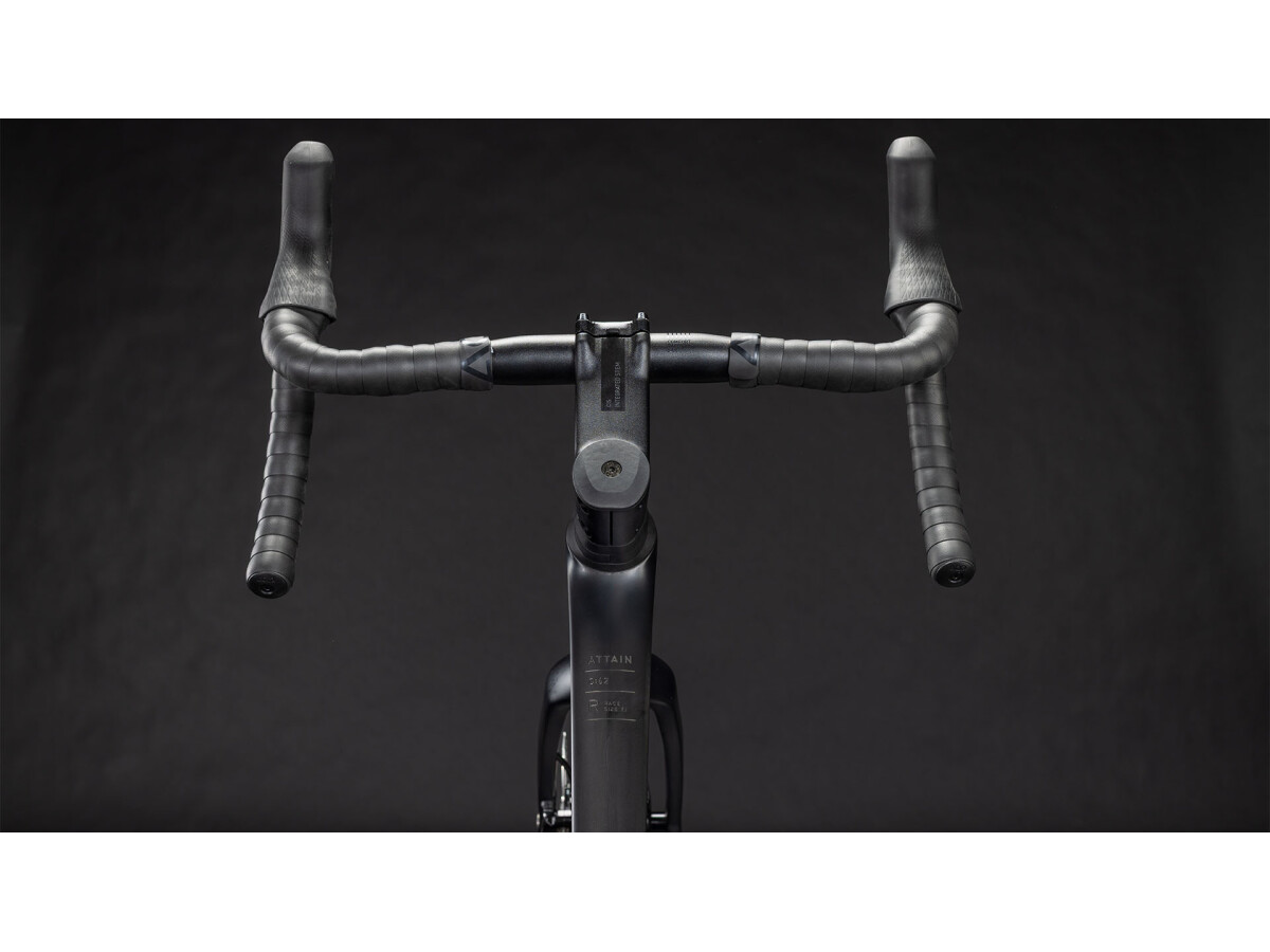 Cube Attain C:62 Race blackline