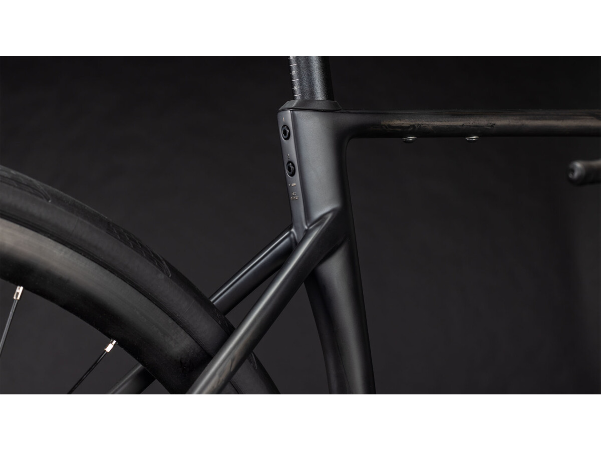 Cube Attain C:62 Race blackline